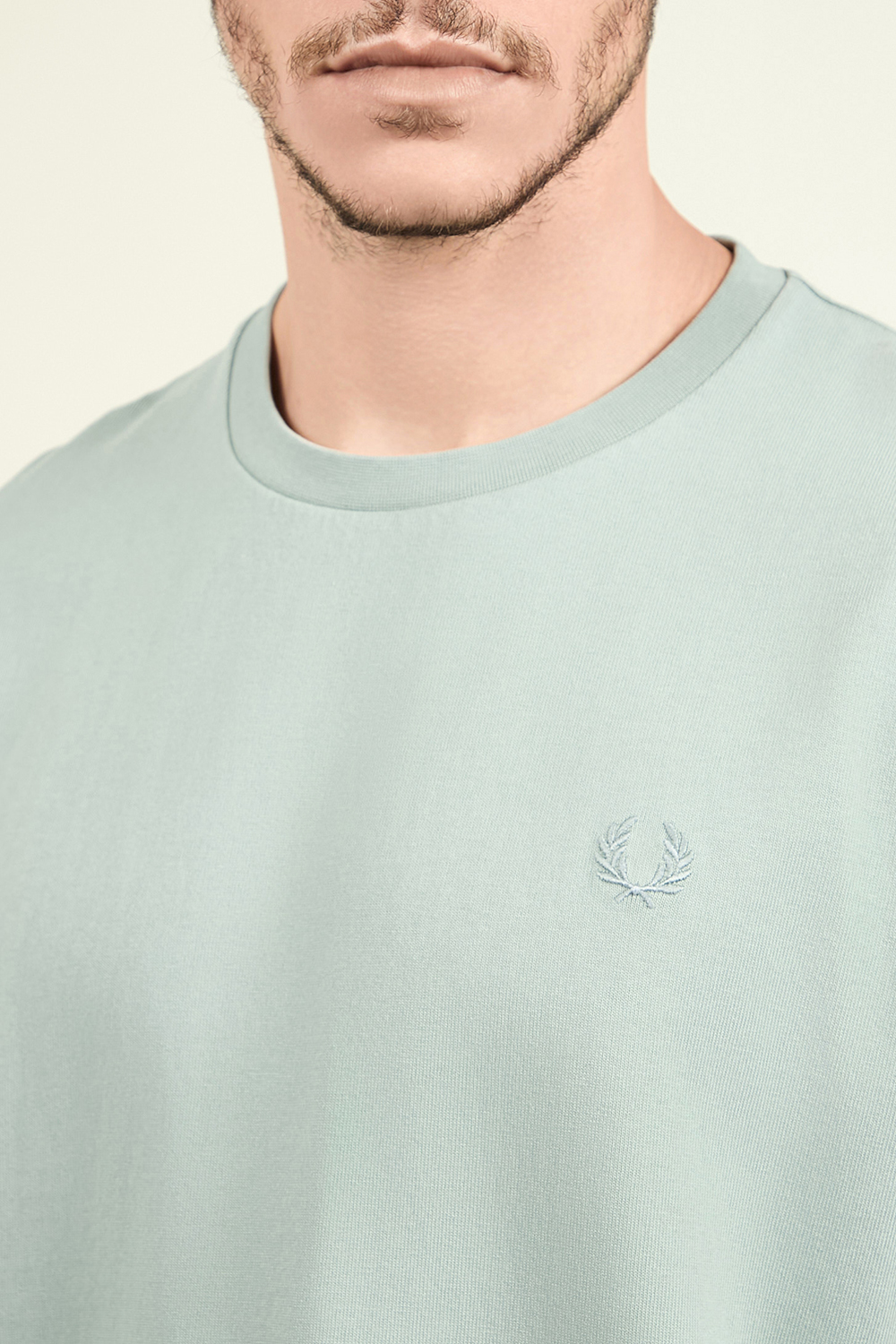 תמונת תקריב דוגמן של חולצת טי FRED PERRY
