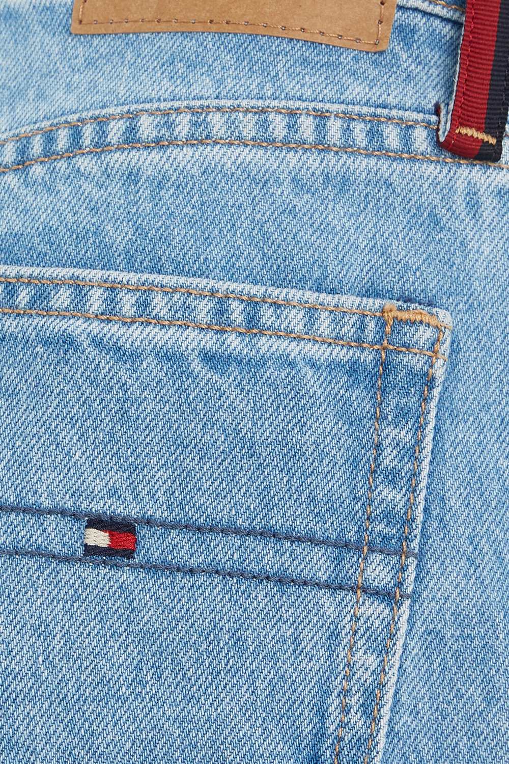 תמונת תקריב של מכנסי ג`ינס מכותנה ממוחזרת TOMMY HILFIGER KIDS