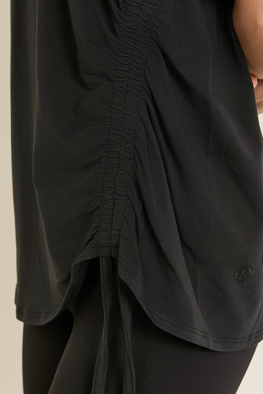 תמונת תקריב דוגמן של Side-Cinch Cotton T-Shirt LULULEMON