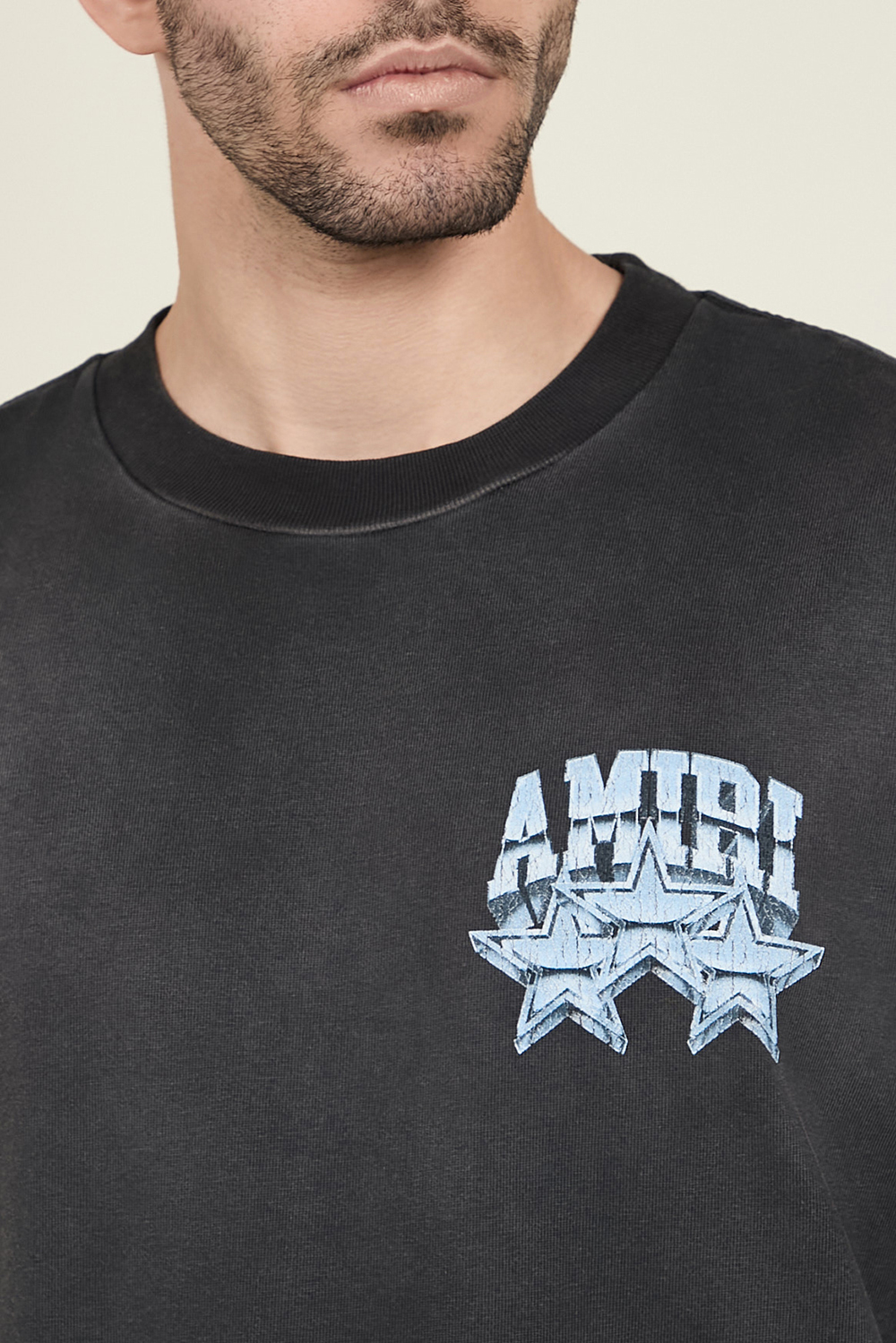 תמונת תקריב דוגמן של חולצת טי AMIRI
