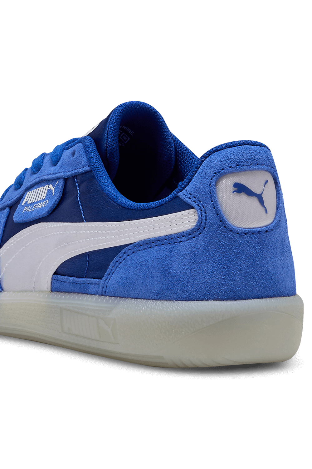 תמונת תקריב של נעלי סניקרס פלרמו סאטן PUMA