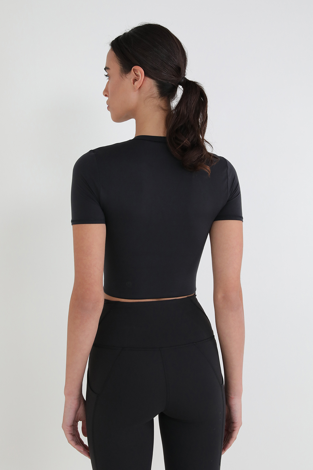 תמונת דוגמן אחורית של Wundermost Ultra-Soft Nulu Crewneck Cropped T-Shirt