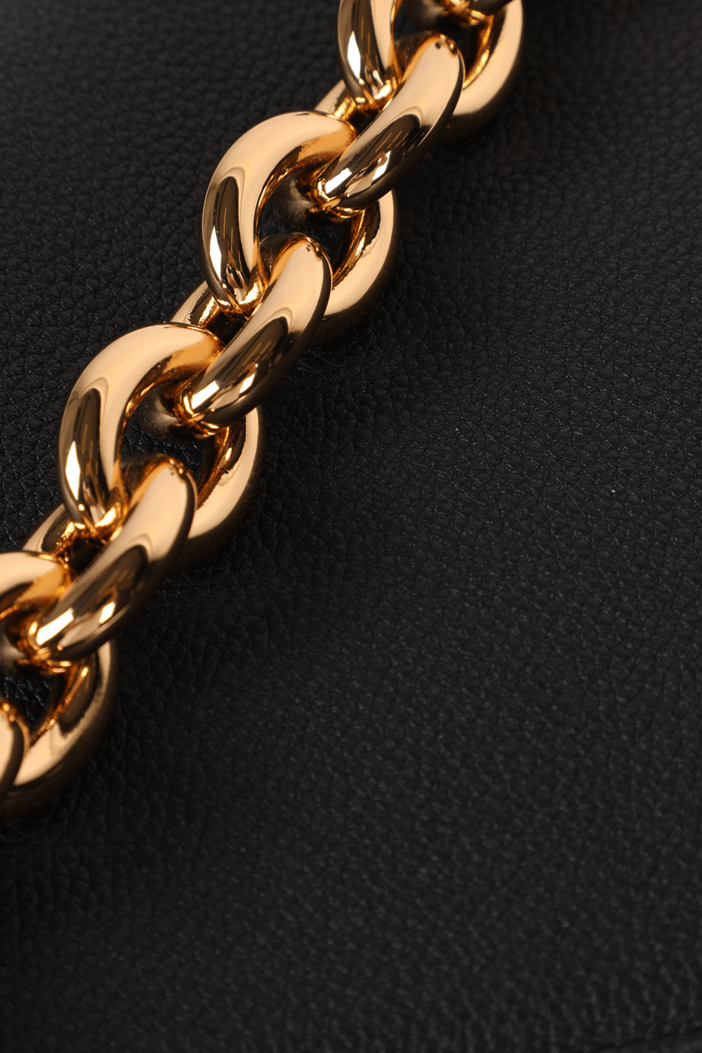 תמונת תקריב של תיק מאונט שחור בגודל בינוני BOTTEGA VENETA