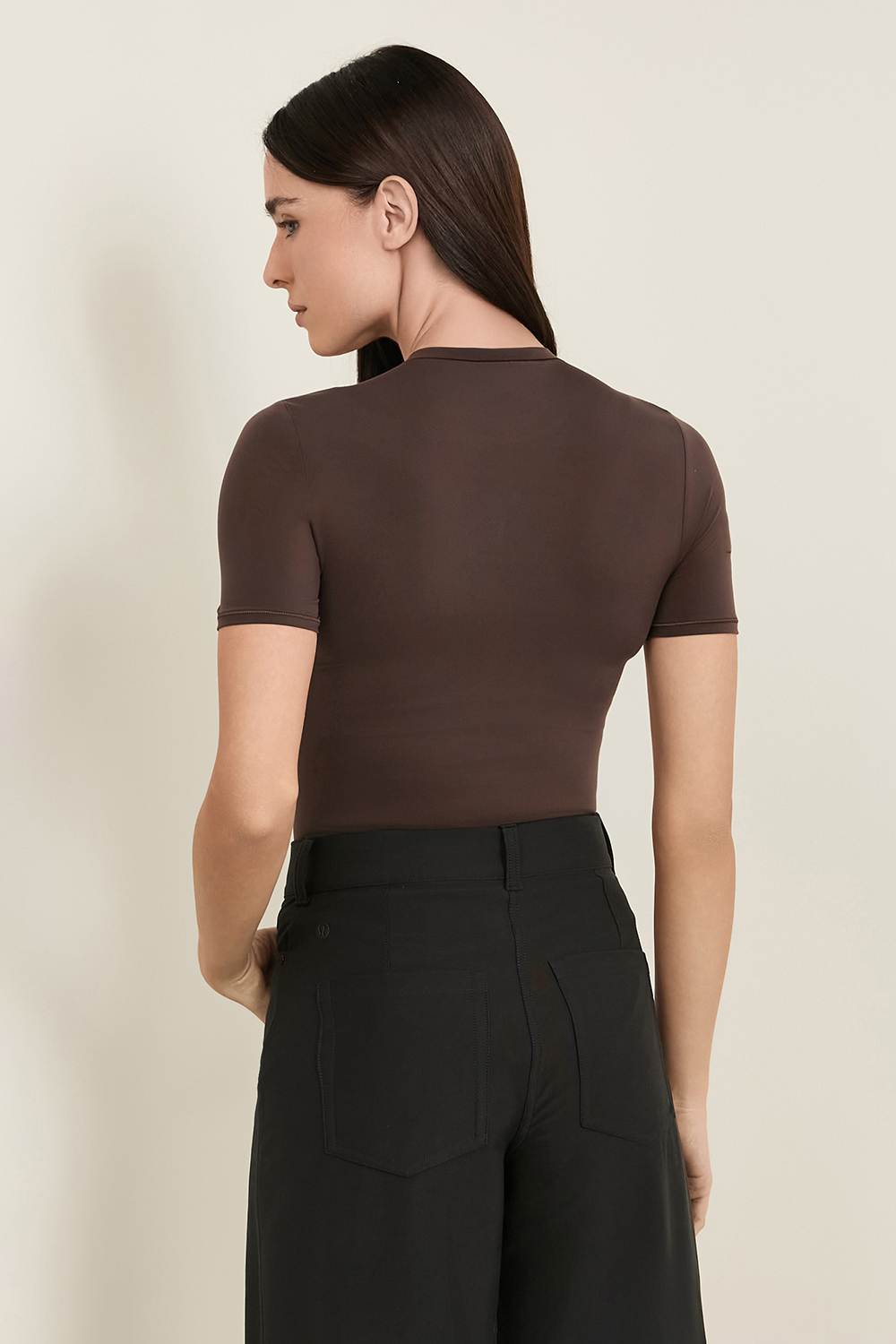 תמונת דוגמן אחורית של Nulu Short-Sleeve Crew Thong Bodysuit LULULEMON