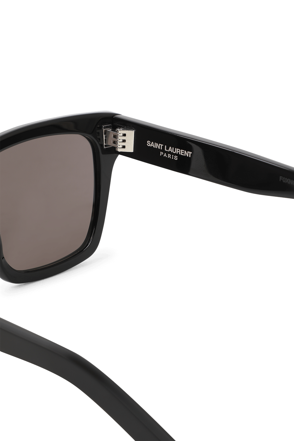 תמונת תקריב של משקפי שמש 507 עם מסגרת שחורה עבה SAINT LAURENT