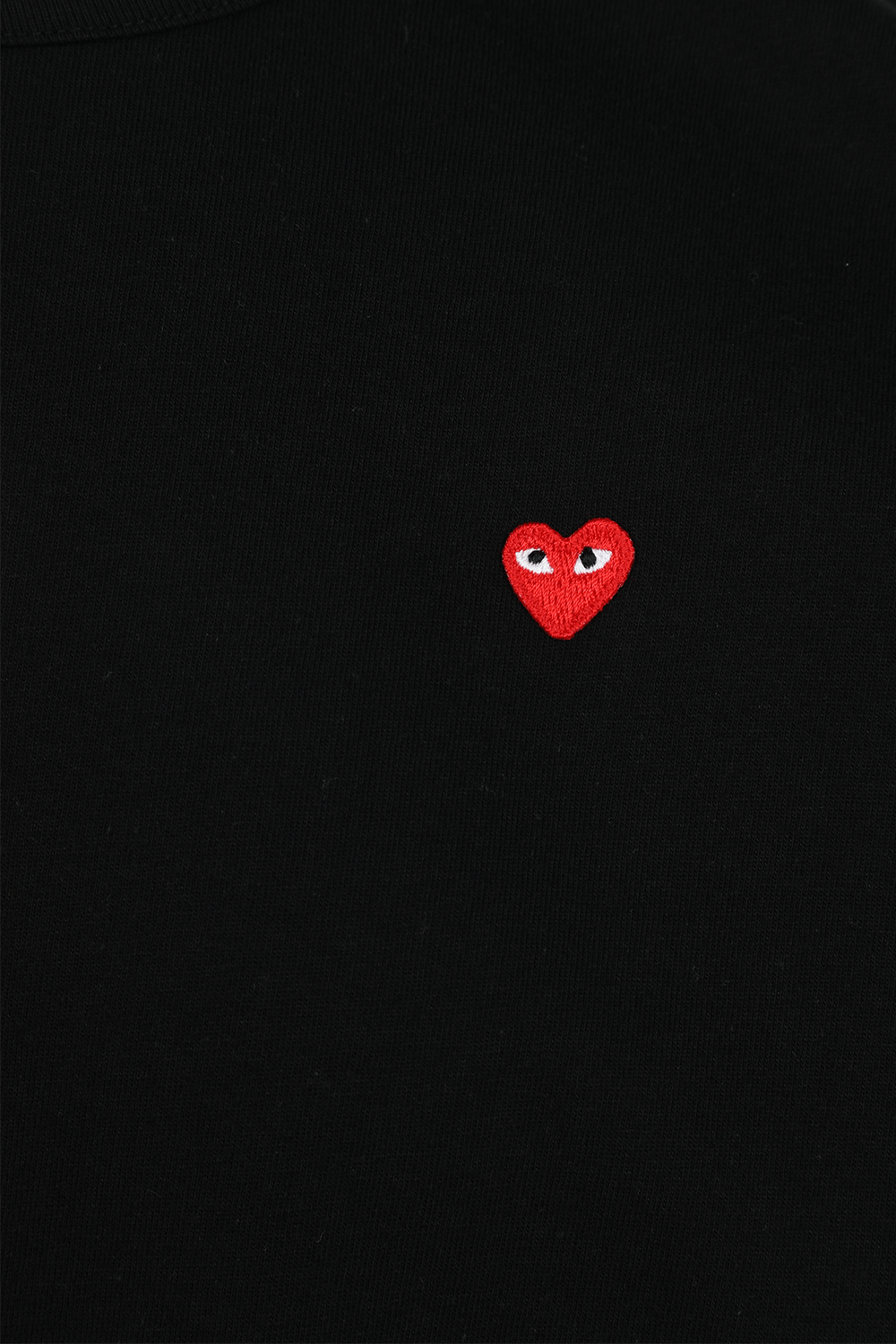 תמונה אחורית של חולצת טי פליי עם לב COMME des GARCONS