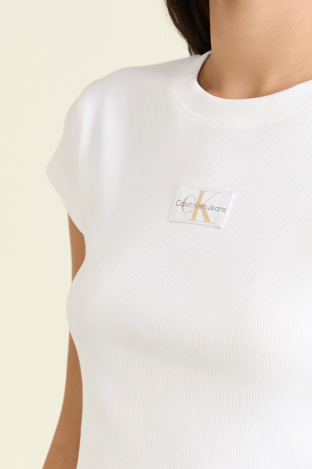 תמונת תקריב דוגמן של קרופ טופ ריב CALVIN KLEIN