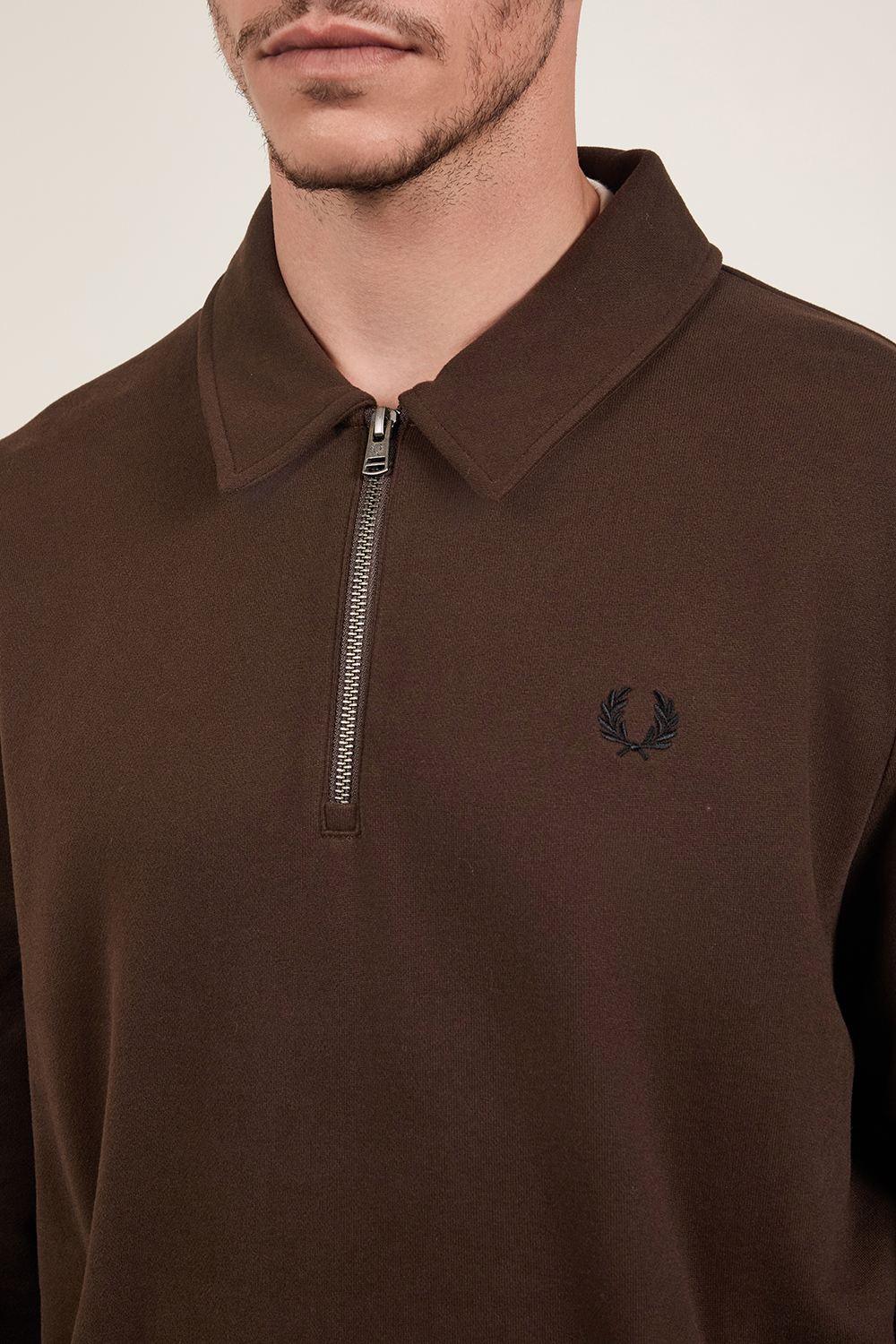 תמונת תקריב דוגמן של סווטשירט FRED PERRY