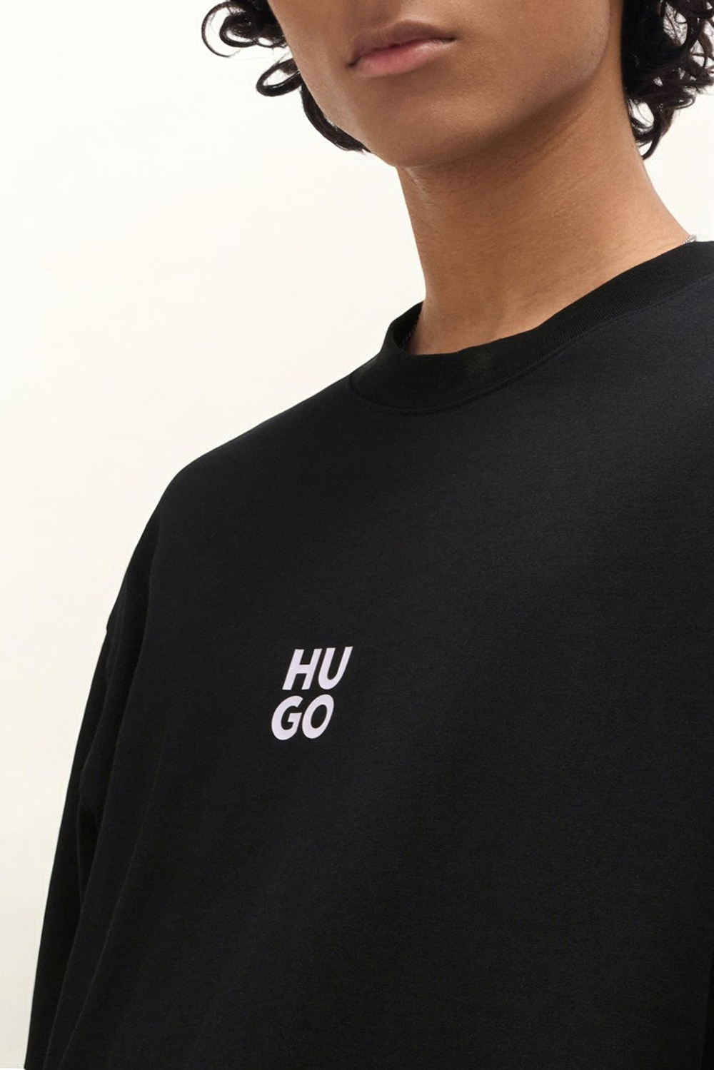 תמונת תקריב דוגמן של חולצת טי אוברסייז HUGO