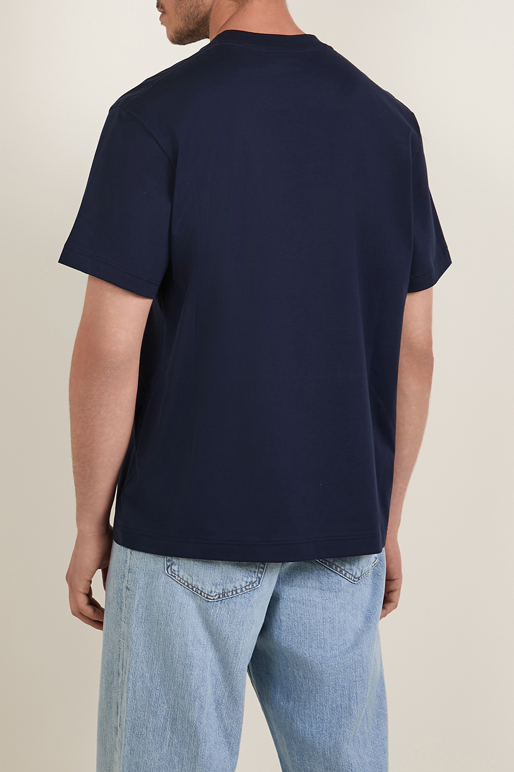תמונת דוגמן אחורית של חולצת טי LACOSTE