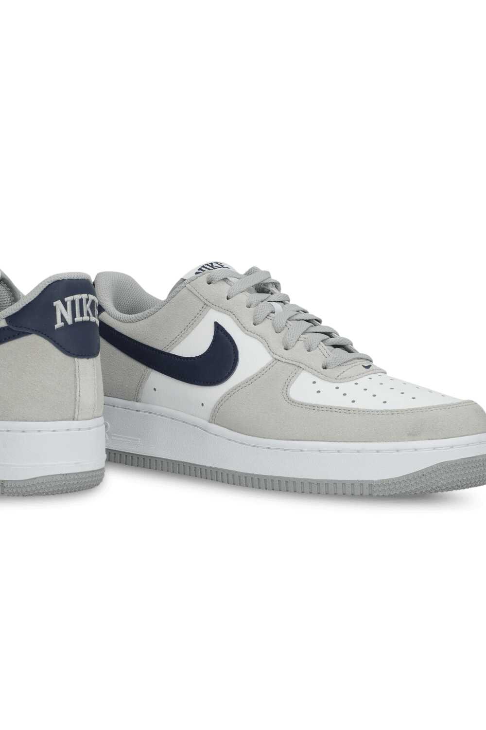 תמונת תקריב של נעלי סניקרס אייר פורס 1 NIKE
