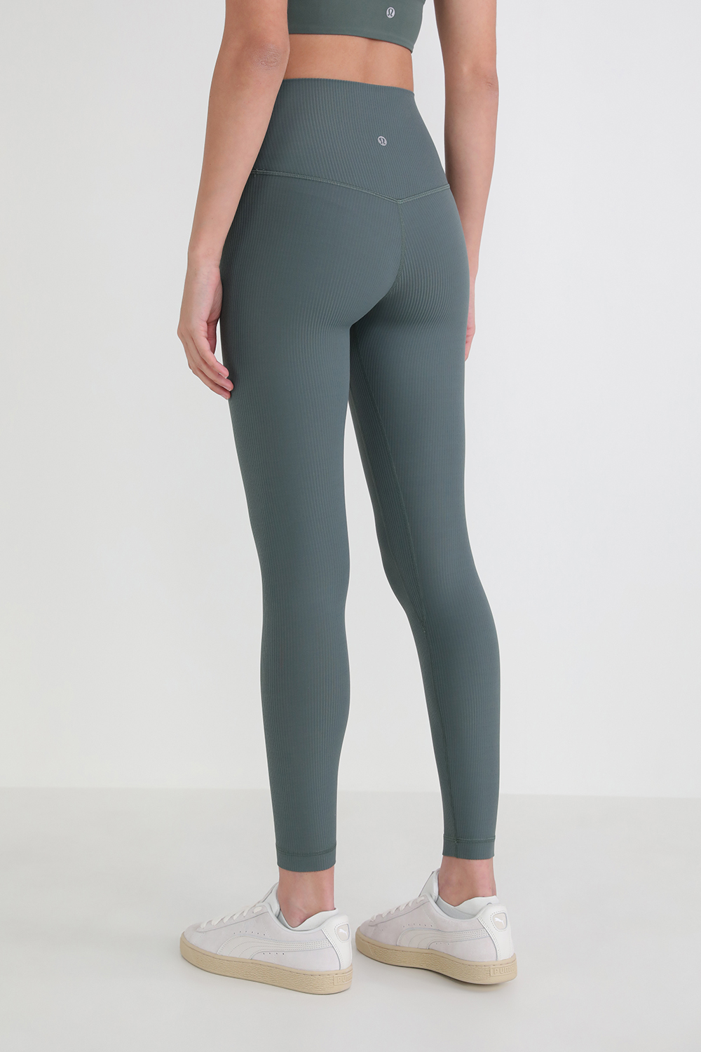תמונת דוגמן אחורית של Align™ Ribbed High-Rise 25