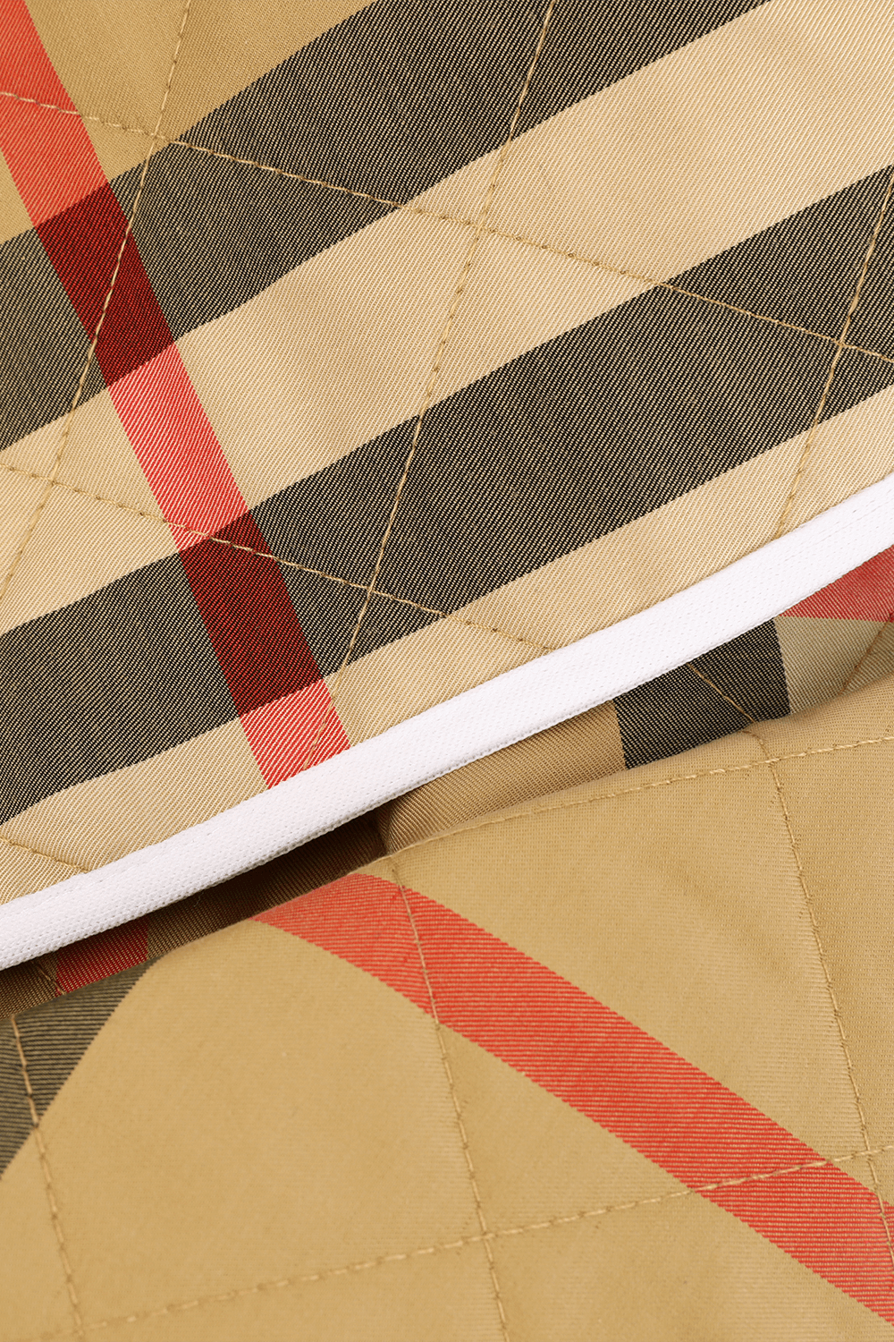 תמונת תקריב של שמיכת משבצות מרופדת מכותנה BURBERRY