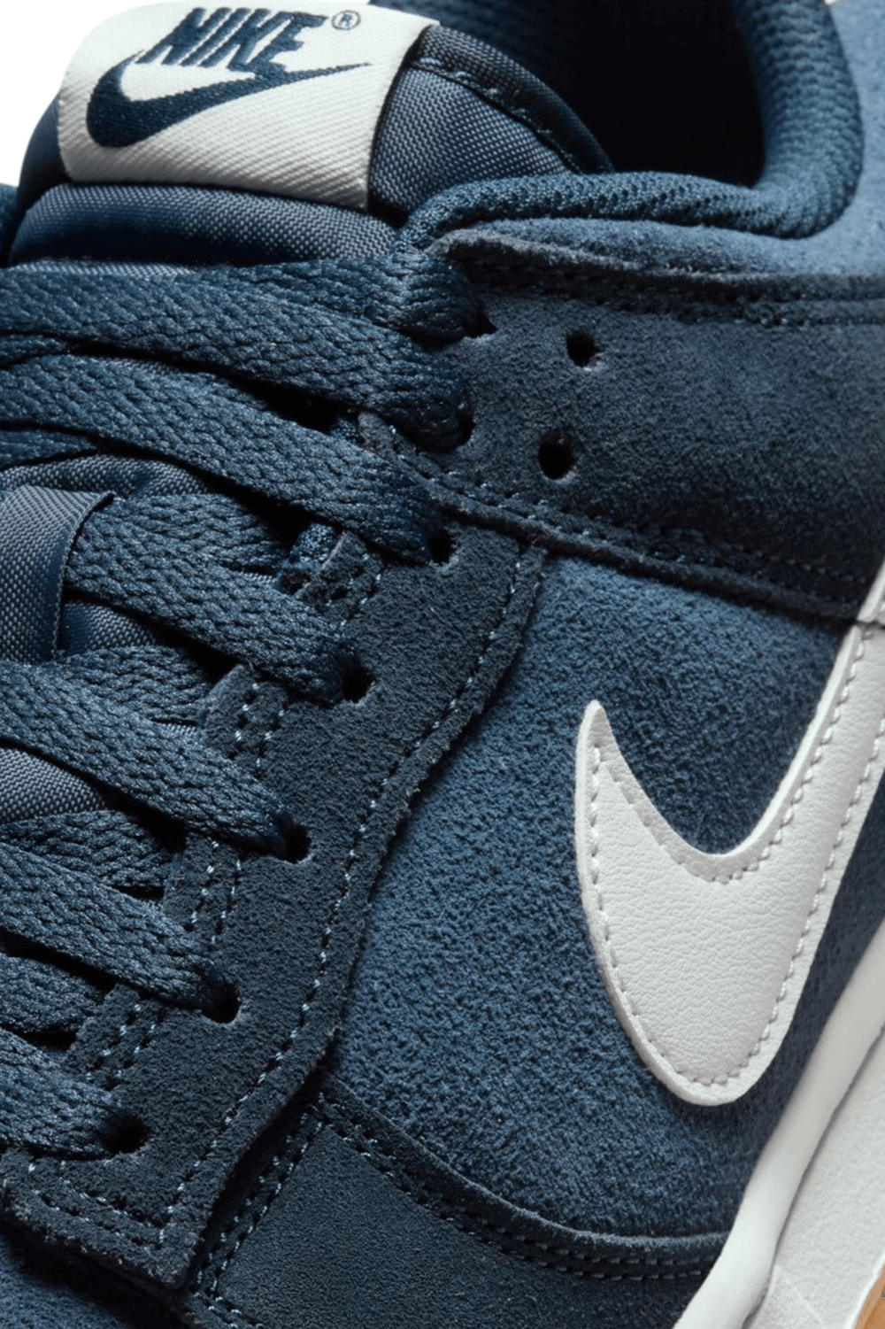 תמונת תקריב של נעלי סניקרס דאנק NIKE