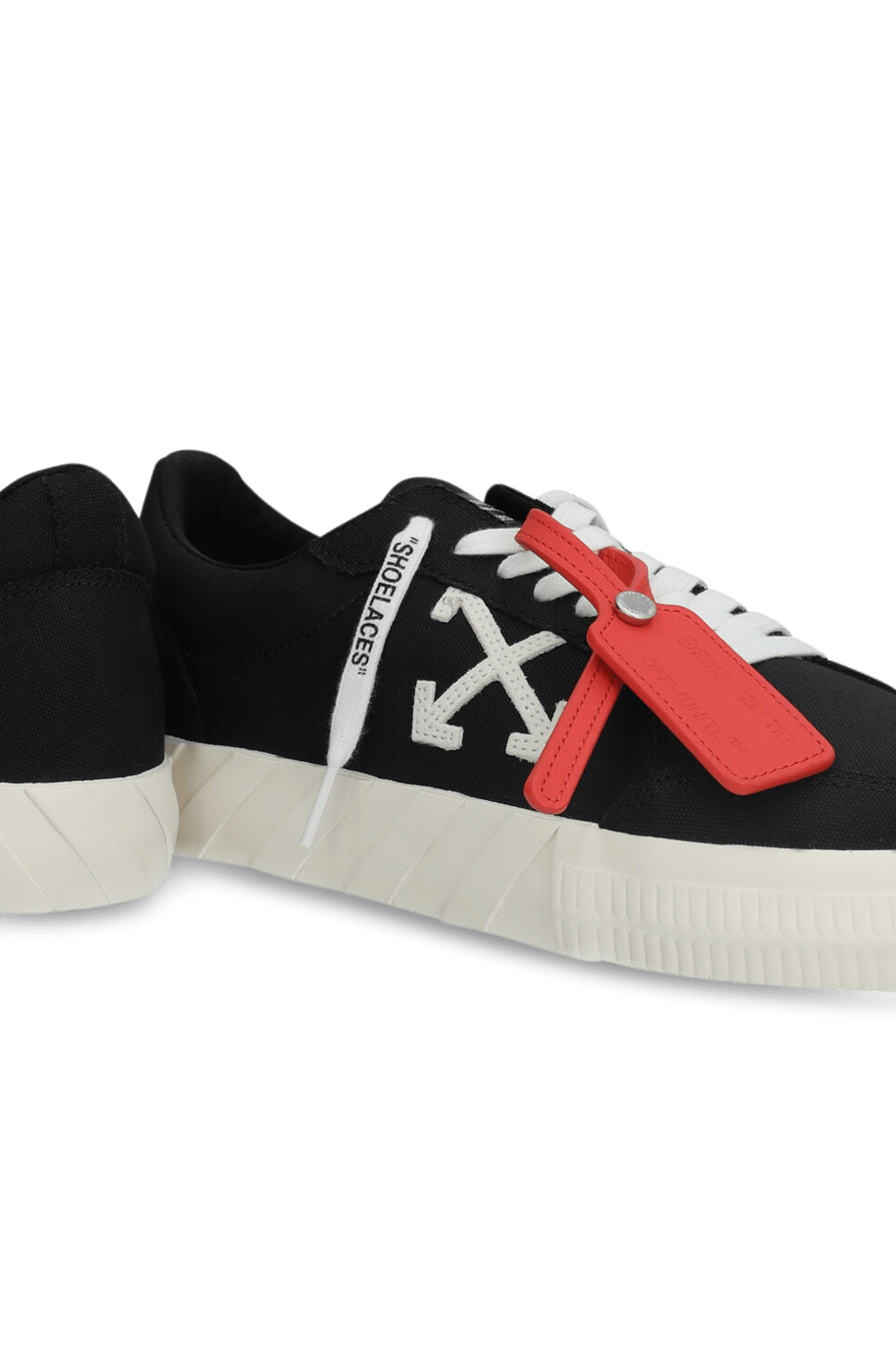 תמונת תקריב של נעלי סניקרס ברכיסה נמוכה OFF WHITE