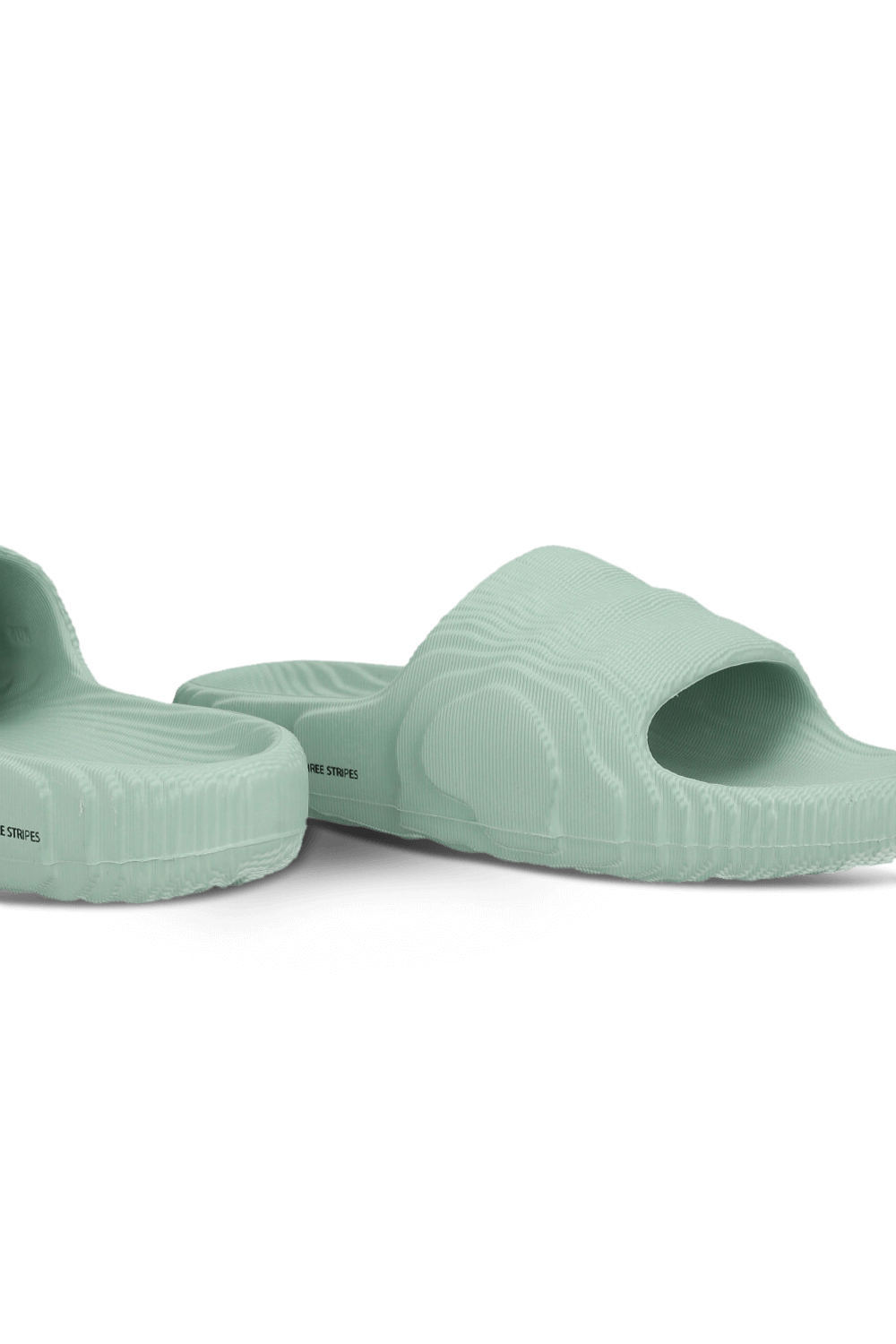 תמונת תקריב של כפכפי סליידס ADIDAS ORIGINALS