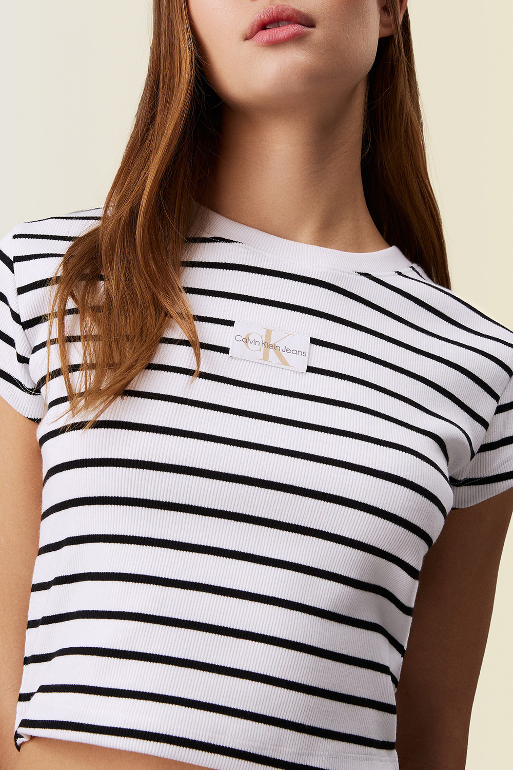 תמונת תקריב דוגמן של קרופ טופ ריב CALVIN KLEIN