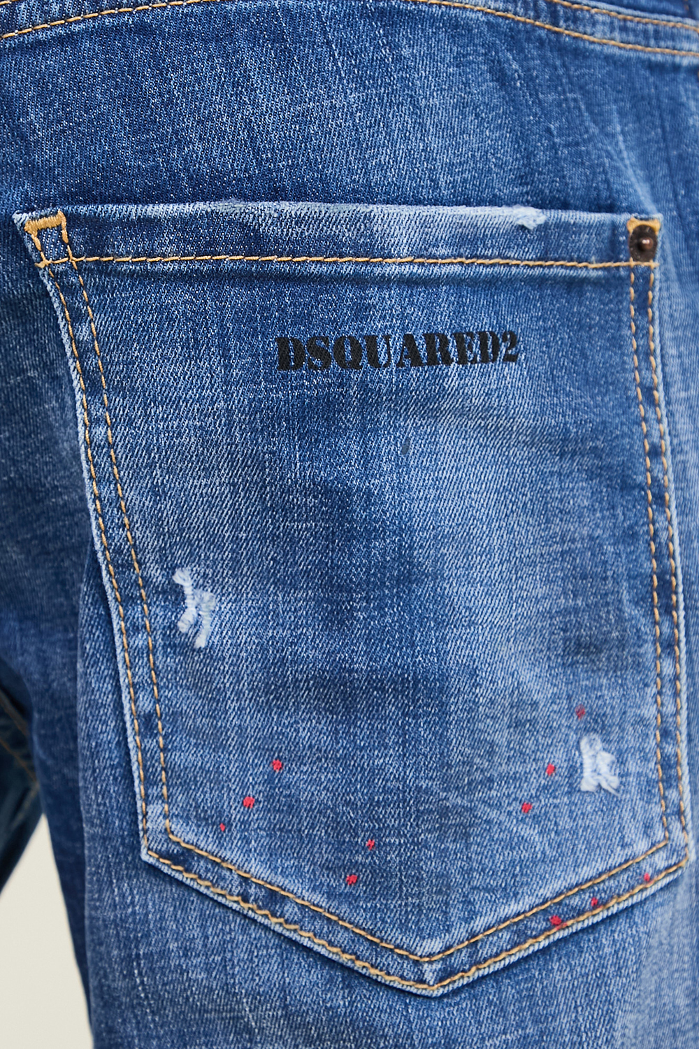 תמונת תקריב דוגמן של מכנסי ג'ינס DSQUARED2