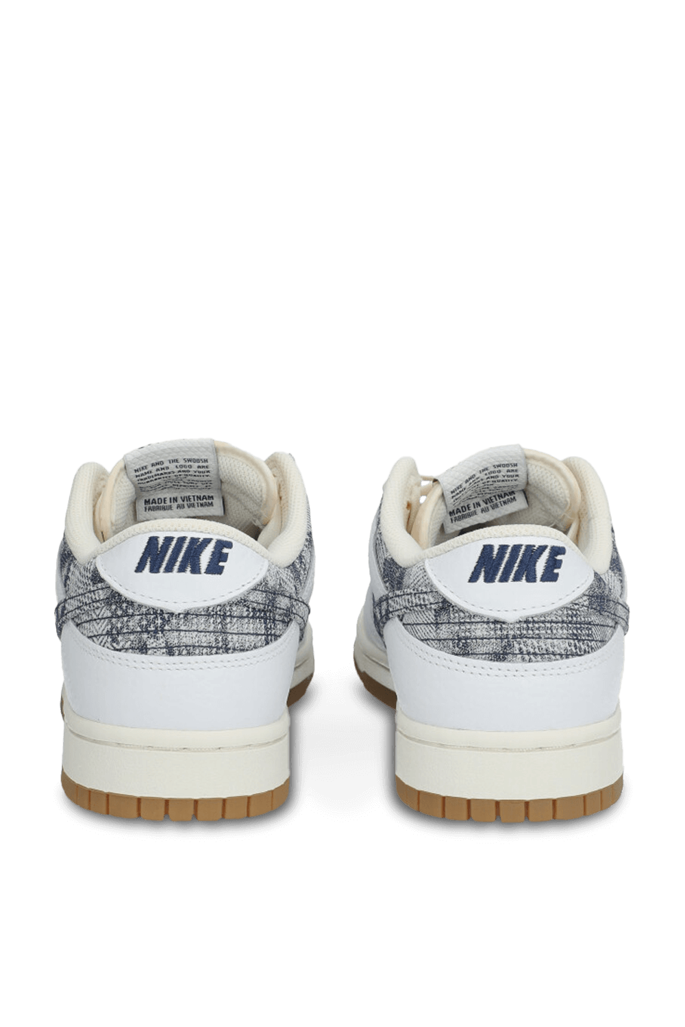 תמונת תקריב של נעלי סניקרס דאנק ברכיסה נמוכה NIKE