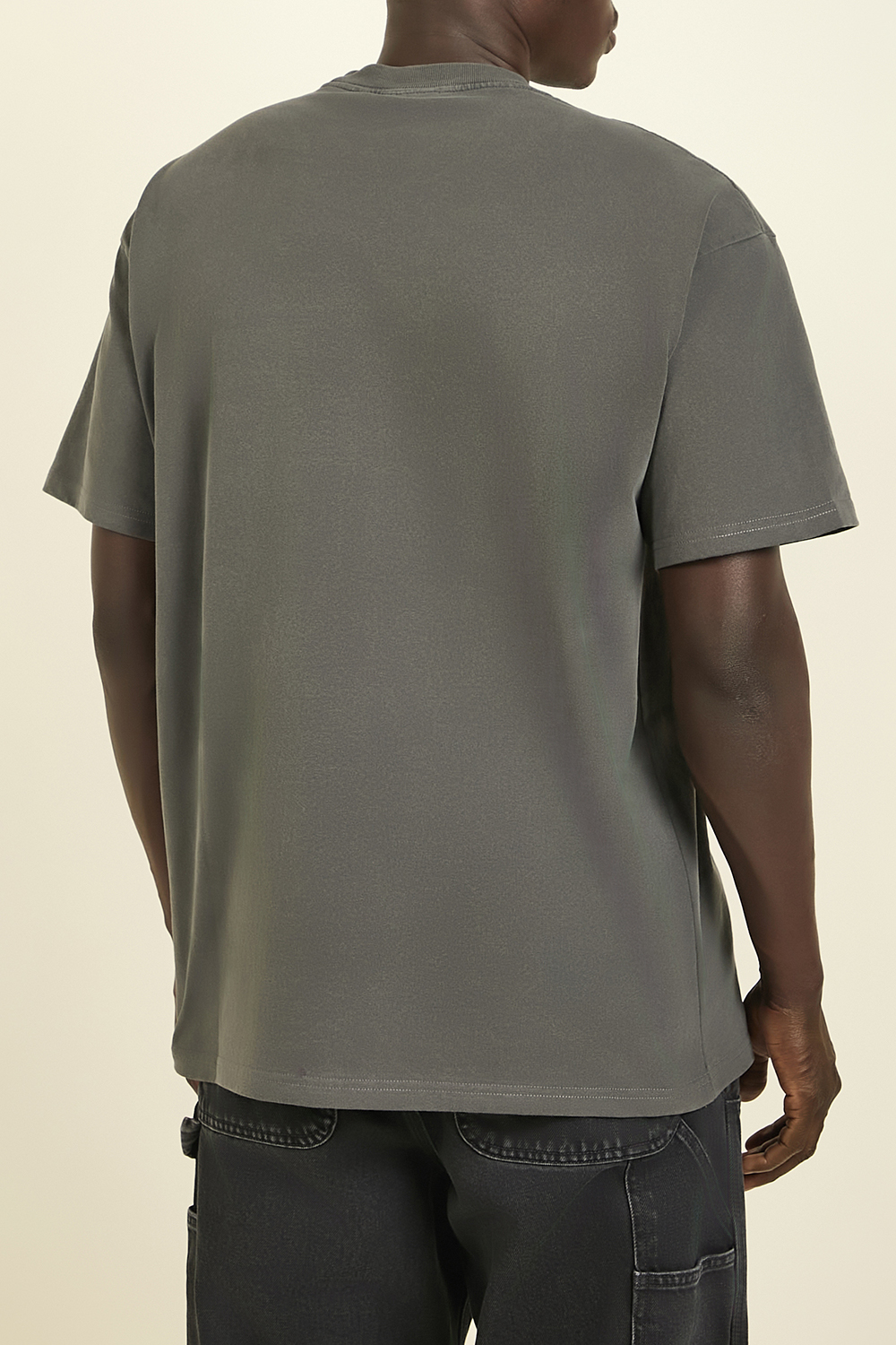 תמונת תקריב דוגמן של חולצת טי CARHARTT WIP