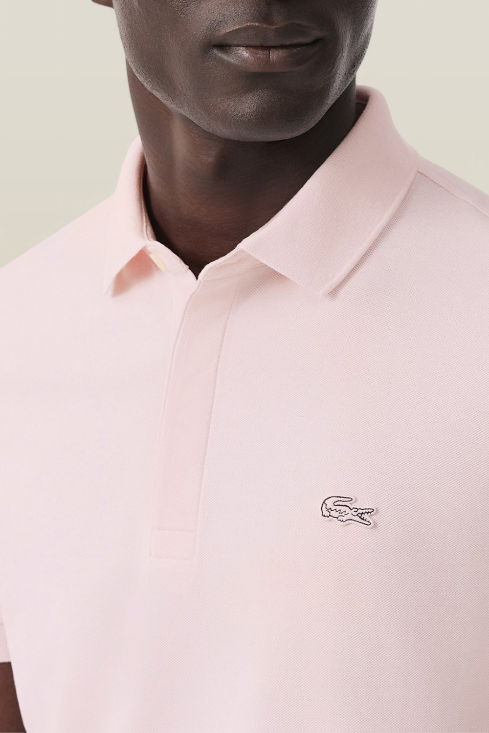 תמונת תקריב דוגמן של חולצת פולו LACOSTE