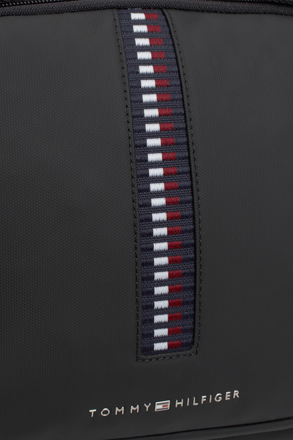 תמונת תקריב של תיק גב ללפטופ TOMMY HILFIGER