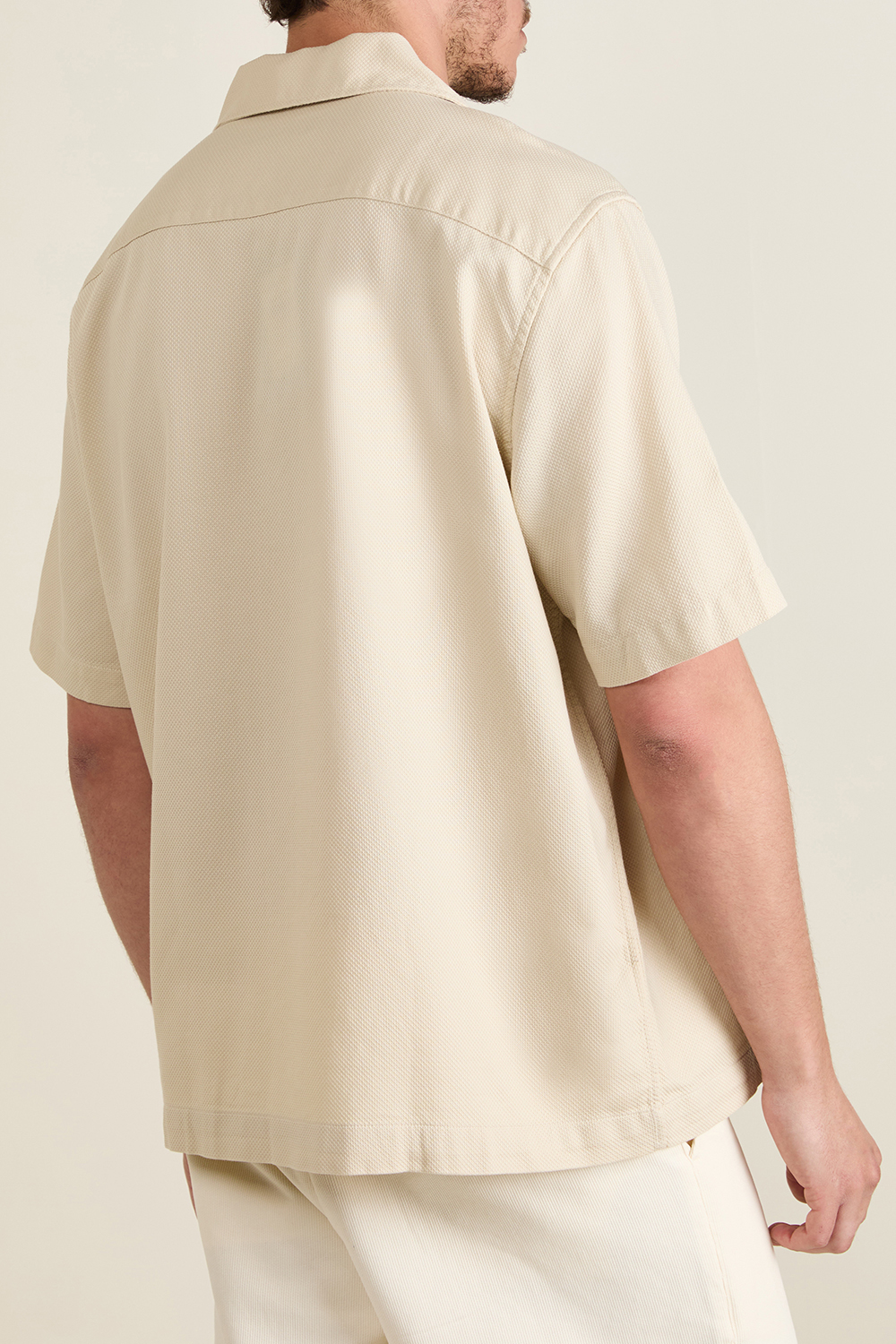 תמונת דוגמן אחורית של חולצה מכופתרת קצרה FRED PERRY