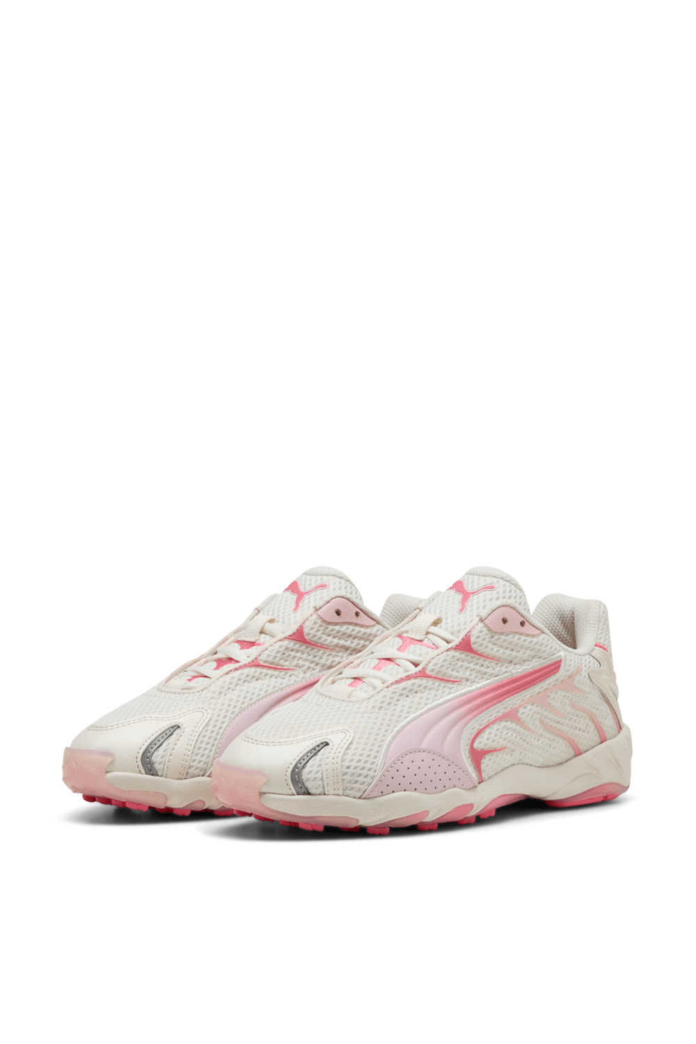 תמונת תקריב של נעלי סניקרס PUMA