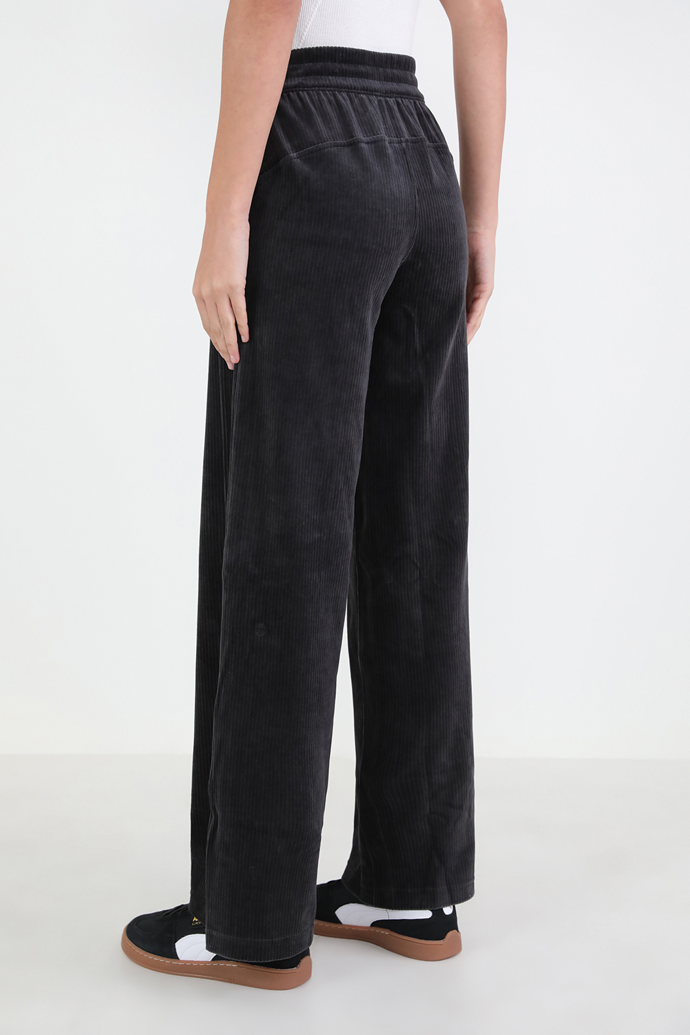תמונת דוגמן אחורית של Scuba Mid-Rise Wide-Leg Velvet Cord LULULEMON