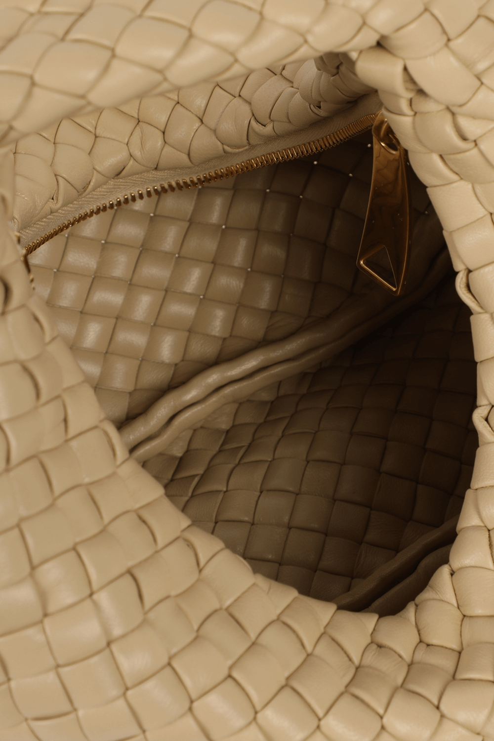תמונת פנים של תיק כתף ג'ודי מרופד בגוון שקד BOTTEGA VENETA