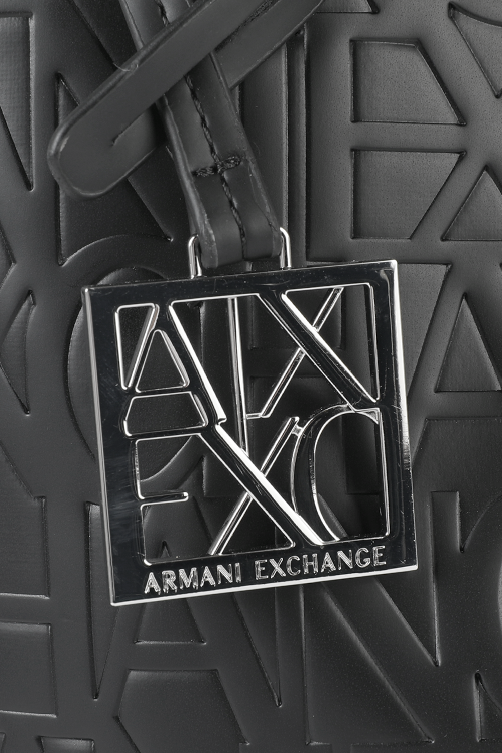 תמונת תקריב של תיק נשיאה לוגומאני שחור ARMANI EXCHANGE