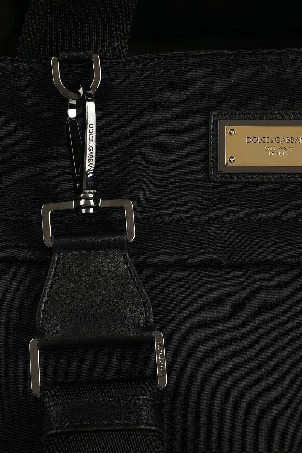 תמונת תקריב של תיק נסיעה הולדל מעור וניילון DOLCE & GABBANA