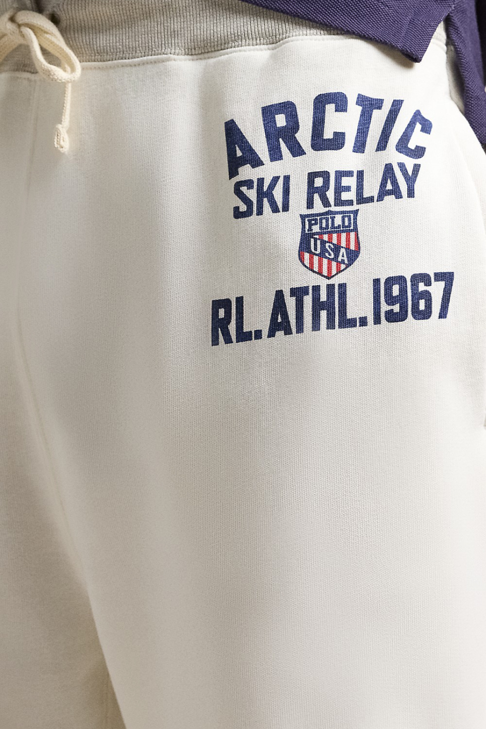תמונת תקריב דוגמן של מכנסי ג'וגר POLO RALPH LAUREN