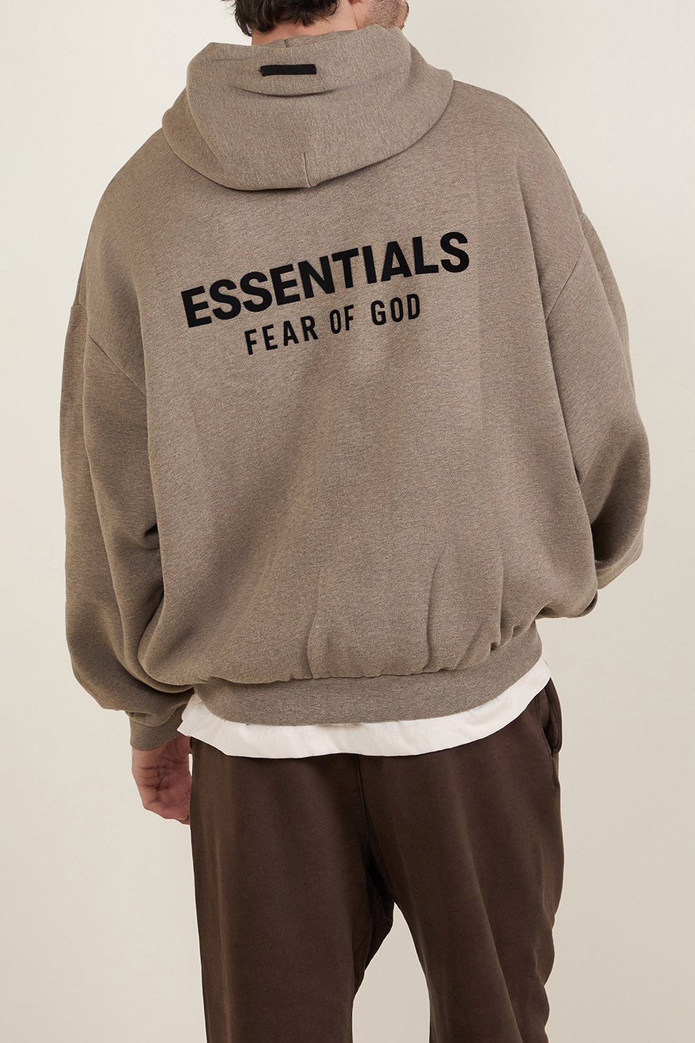 תמונת דוגמן אחורית של סווטשירט קפוצ'ון FEAR OF GOD ESSENTIALS