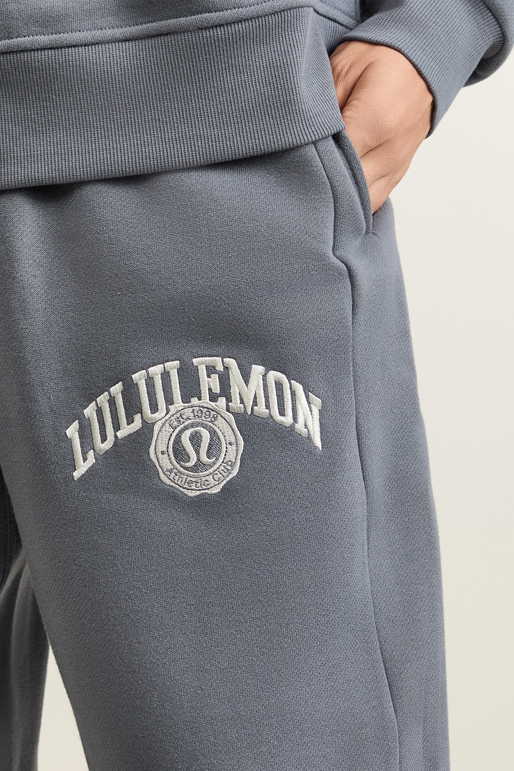 תמונת תקריב דוגמן של Scuba Mid-Rise Oversized Jogger Graphic LULULEMON