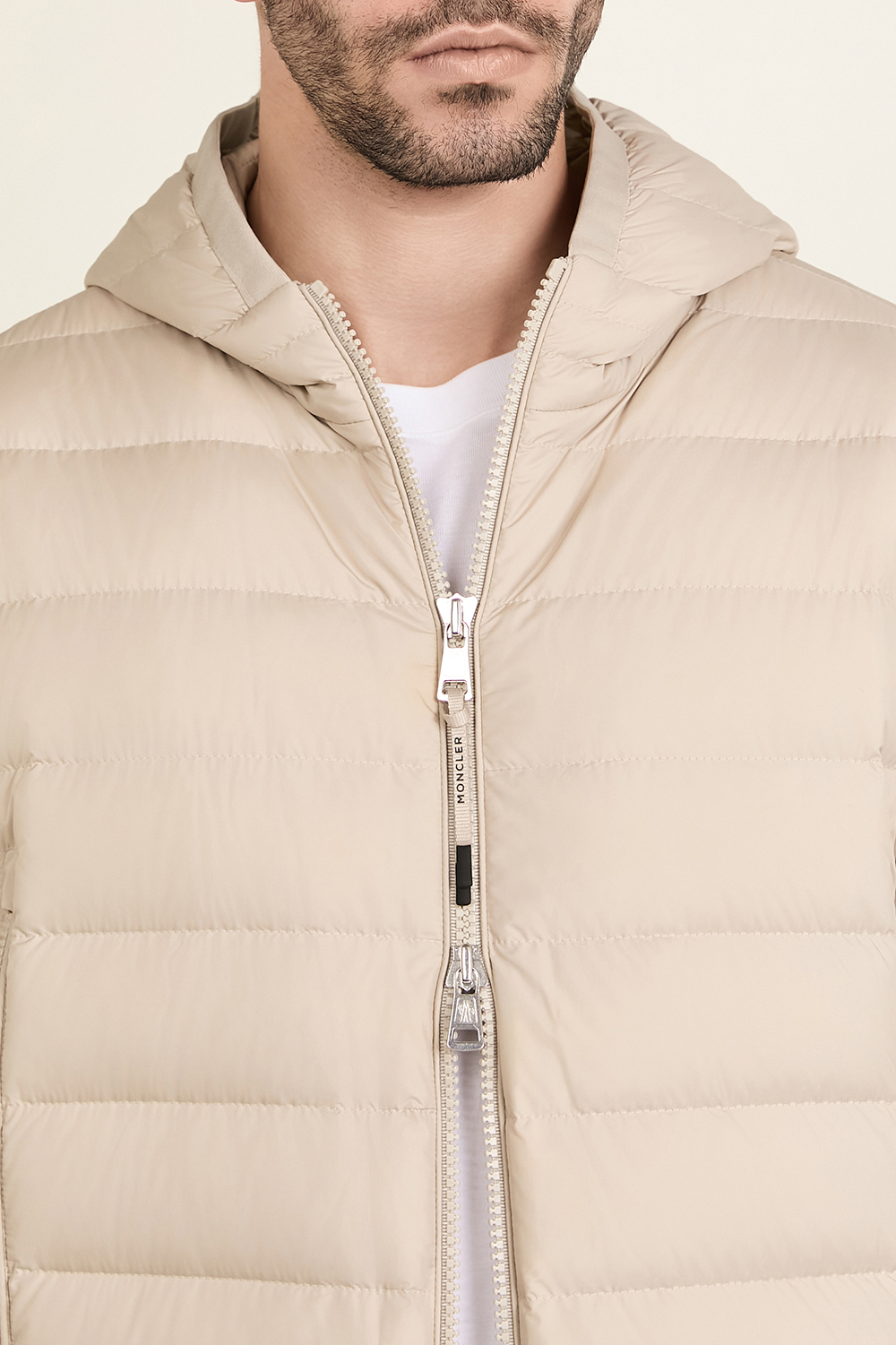 תמונת תקריב דוגמן של מעיל פוך MONCLER