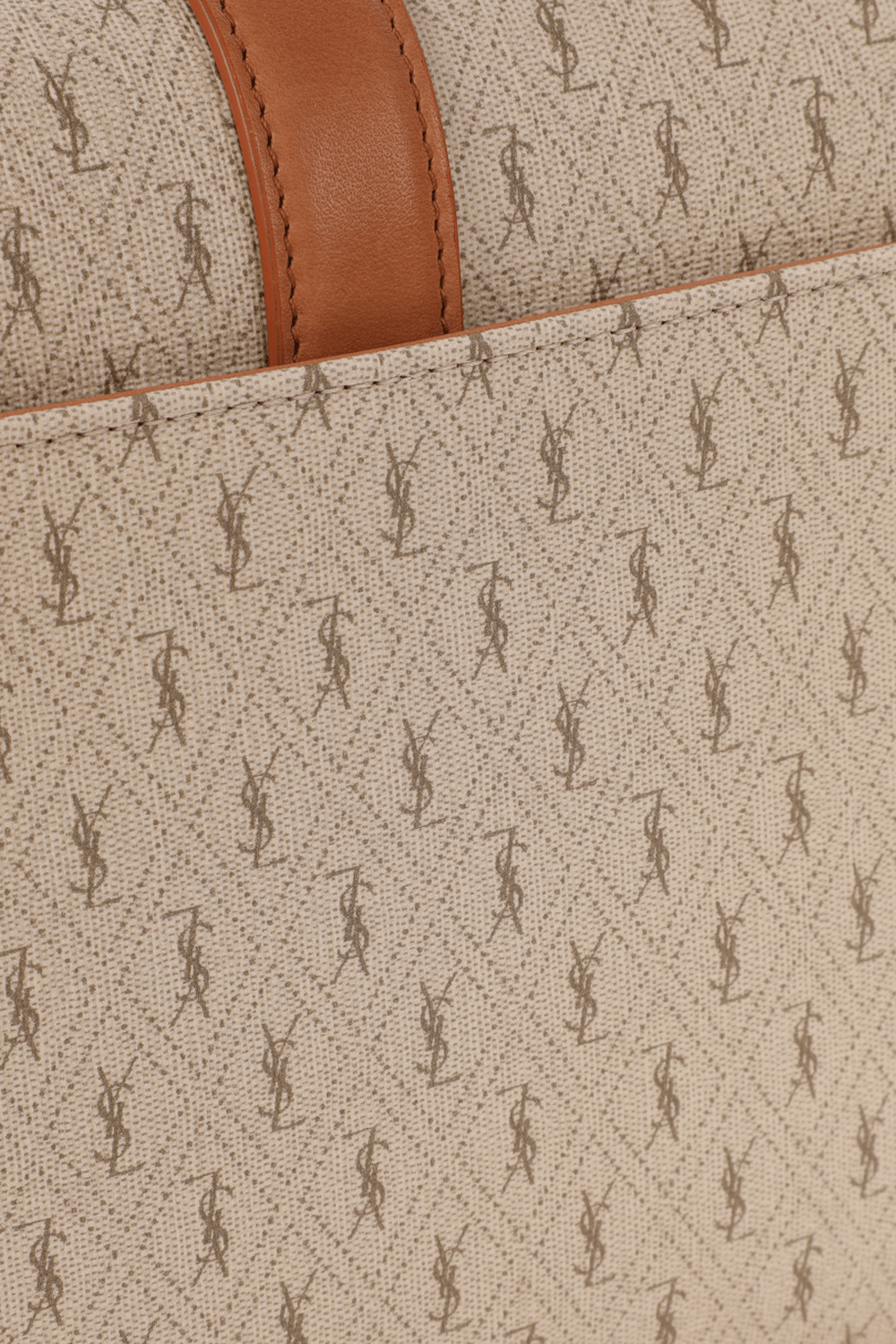 תמונת תקריב של תיק קאמרה מקנבס בצבע בז' SAINT LAURENT