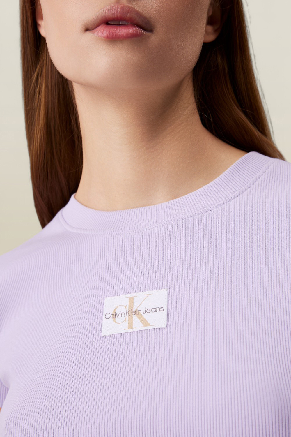 תמונת תקריב דוגמן של חולצת טי ריב CALVIN KLEIN