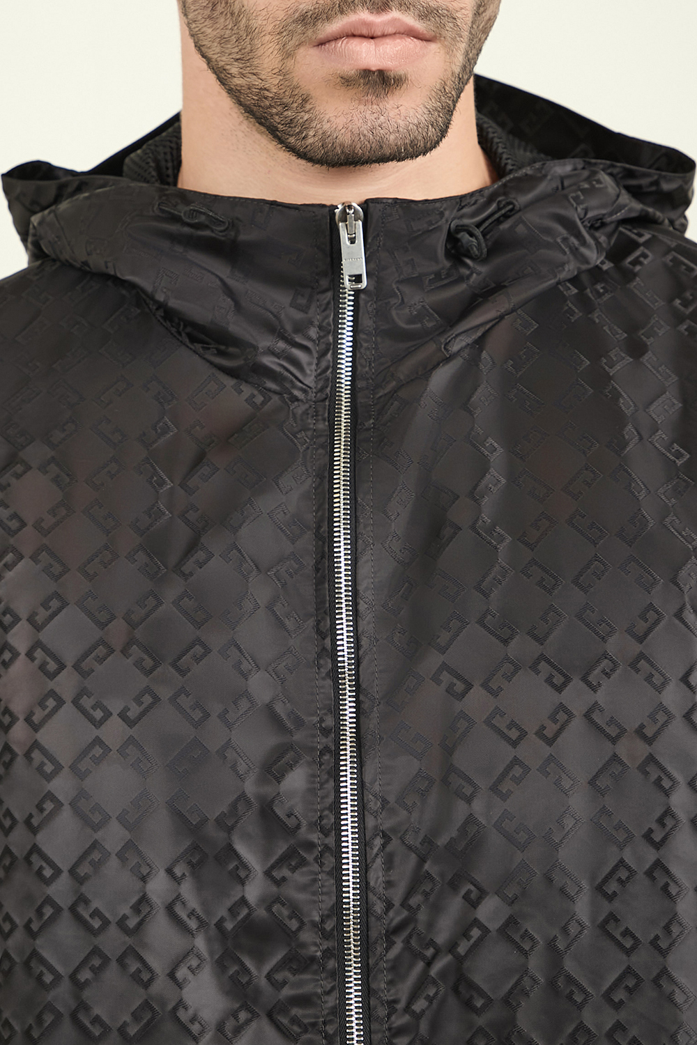 תמונת תקריב דוגמן של מעיל רוח קפוצ'ון GIVENCHY
