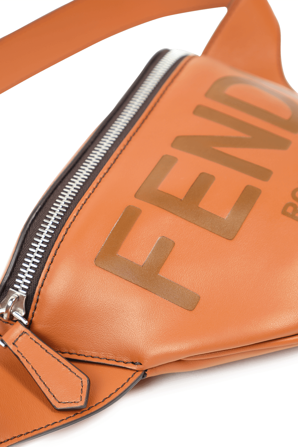 תמונת תקריב של תיק פאוץ' חום מעור עם לוגו FENDI
