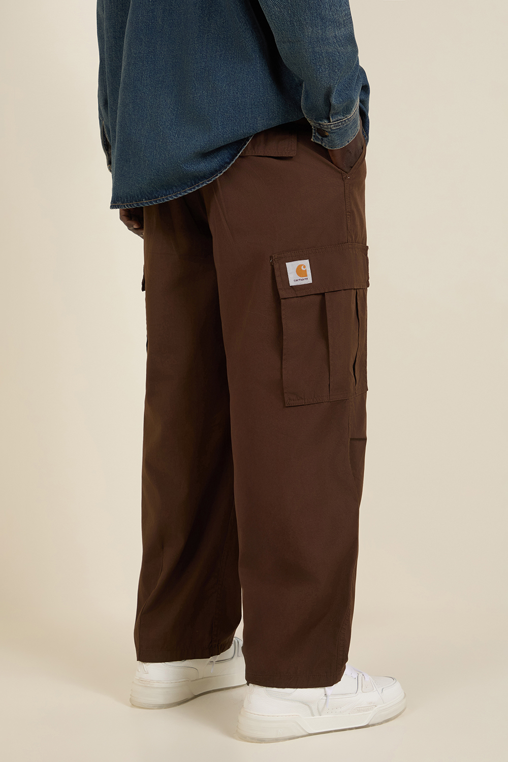 תמונת תקריב דוגמן של מכנסי קרגו CARHARTT WIP