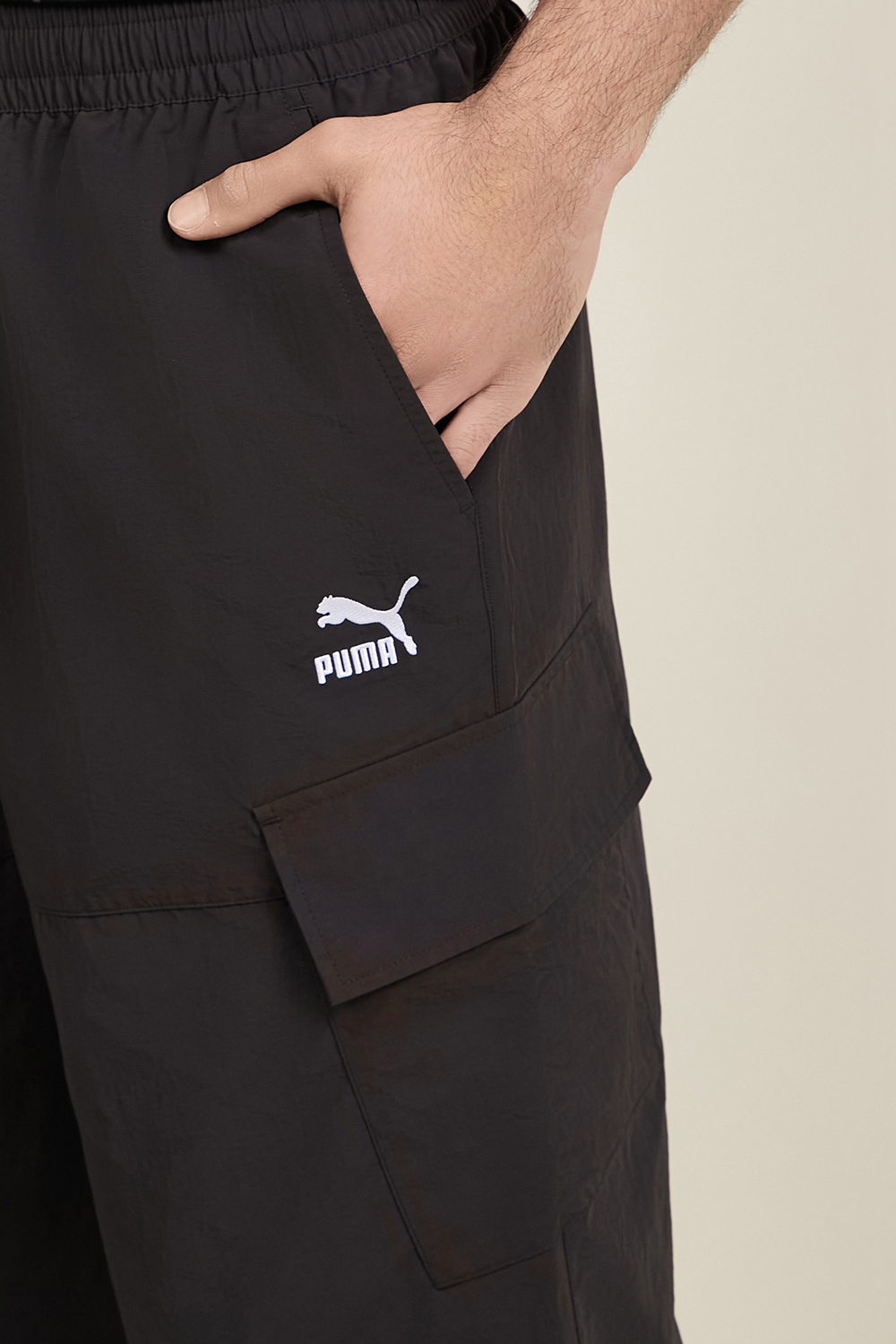תמונת תקריב דוגמן של מכנסי קרגו PUMA