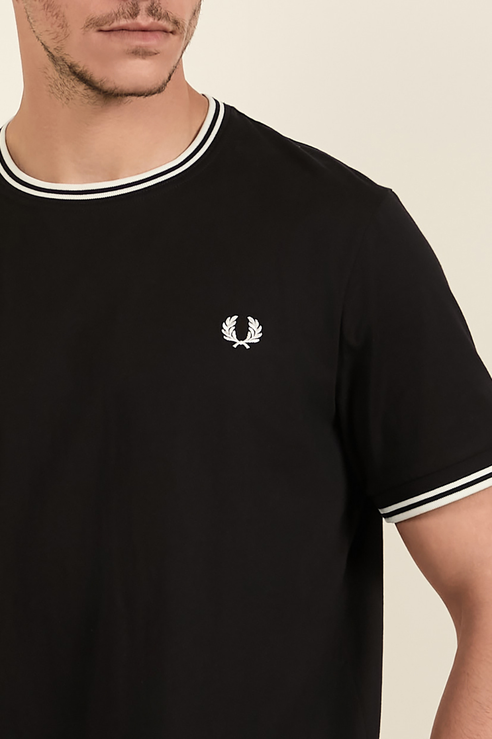 תמונת תקריב דוגמן של חולצת טי FRED PERRY