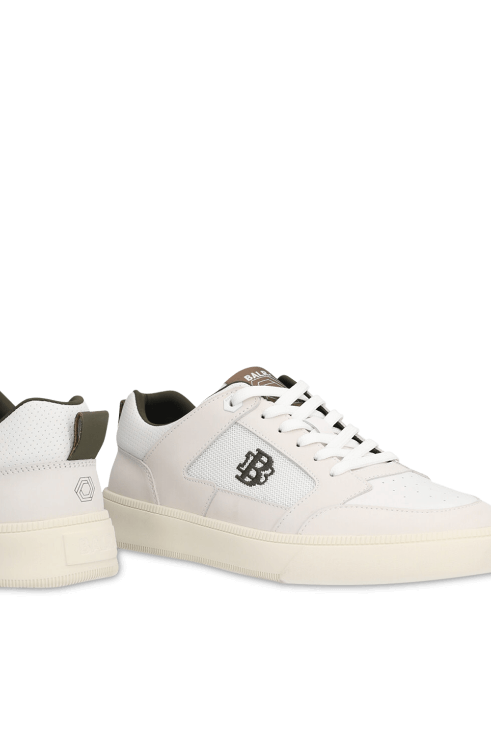 תמונת תקריב של סניקרס BALR