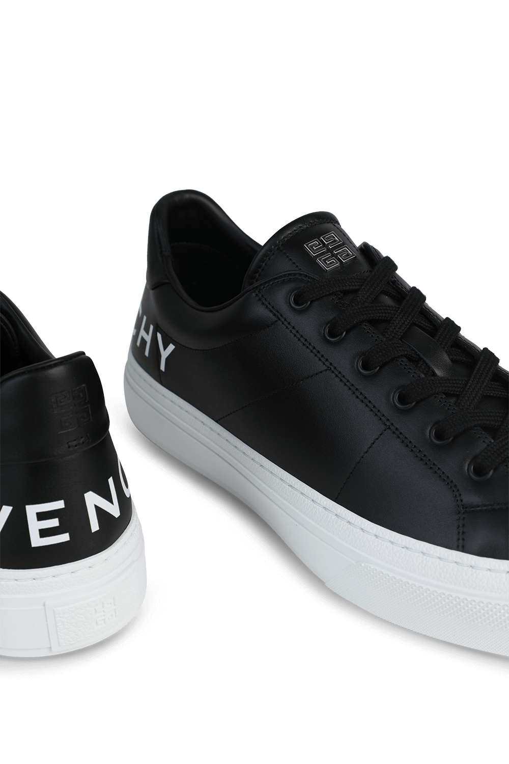 תמונת תקריב של נעלי סניקרס מעור GIVENCHY
