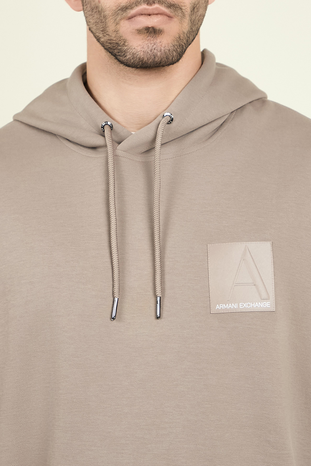 תמונת תקריב דוגמן של סווטשירט קפוצ'ון ARMANI EXCHANGE