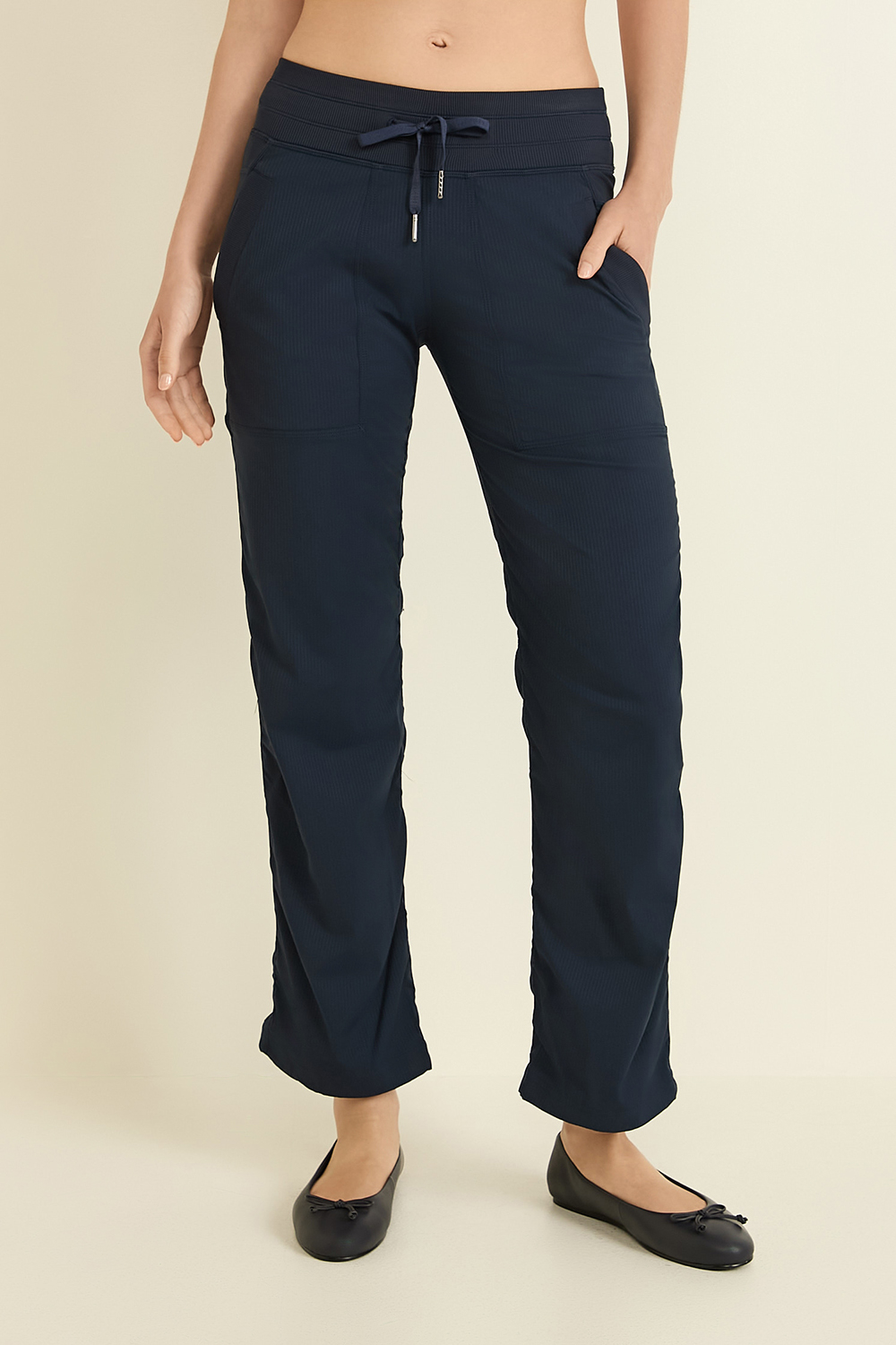 תמונת דוגמן קידמית של Dance Studio Mid-Rise Pant *Short LULULEMON