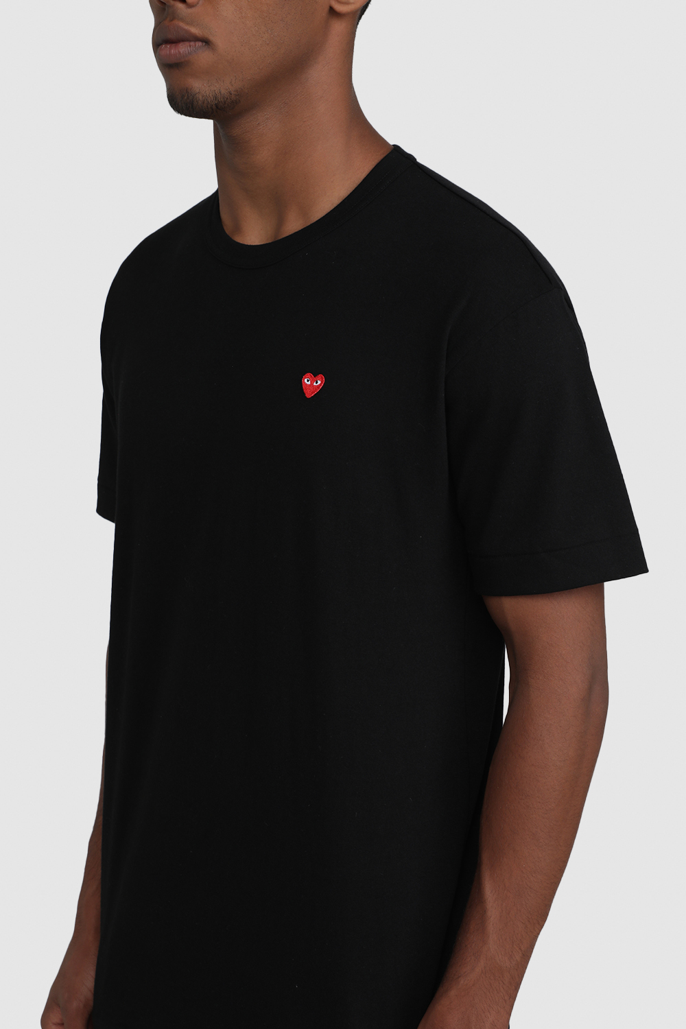תמונת תקריב דוגמן של חולצת טי פליי עם לב COMME des GARCONS