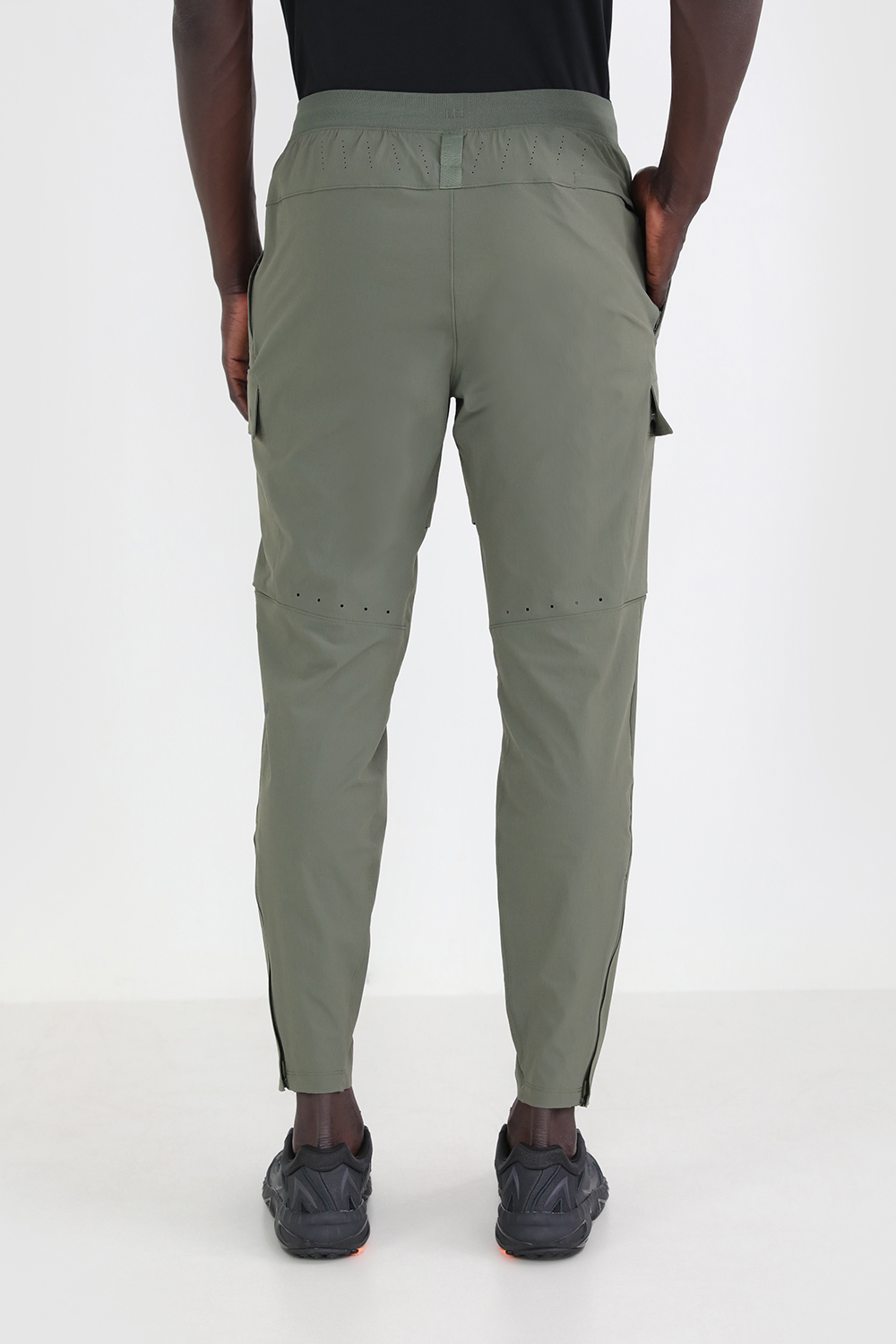 תמונת דוגמן אחורית של Cargo Training Pant LULULEMON