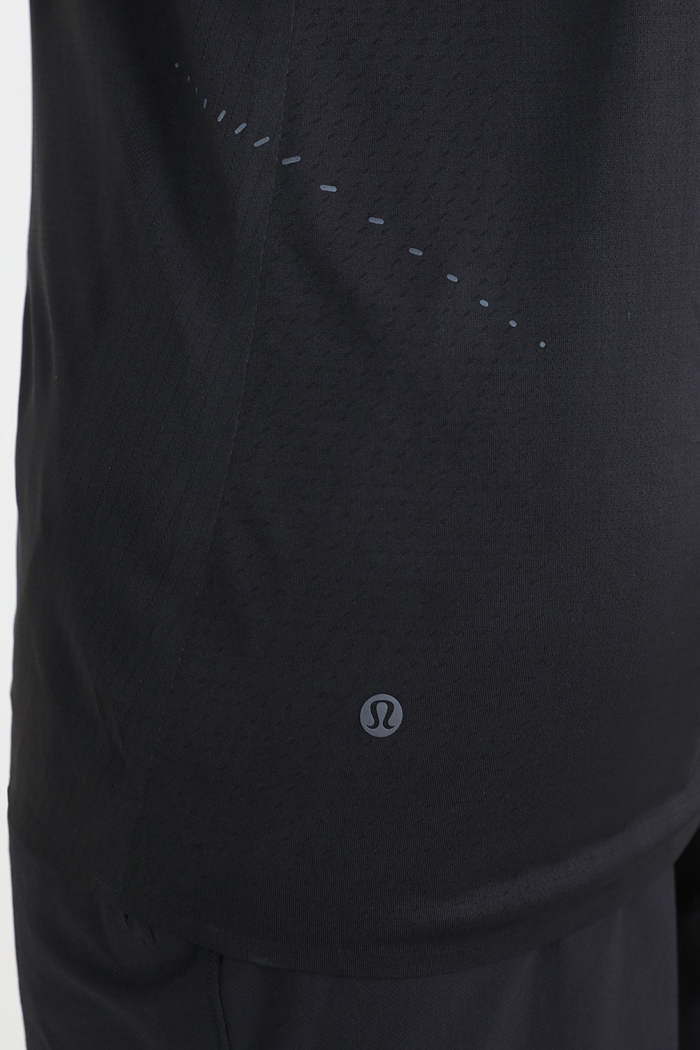תמונת תקריב דוגמן של Fast and free Singlet Breathe LULULEMON
